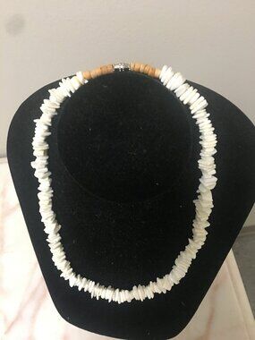 Vintage White shell hawaiian necklace barrel screw closure